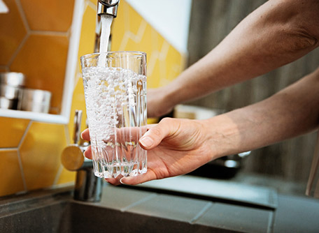 GD Energies installe des adoucisseurs d'eau pour une eau douce et sans tartre à Nîmes et dans le Gard.